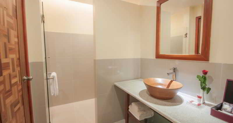 Bathroom 5, Thansur Sokha Hotel, Kampot