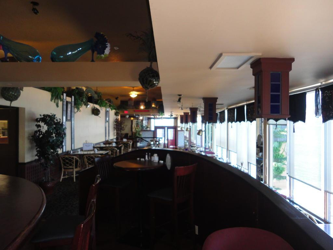 Food & Drinks 5, Anchor Inn & Suites, BW Signature Collection, Comox-Strathcona