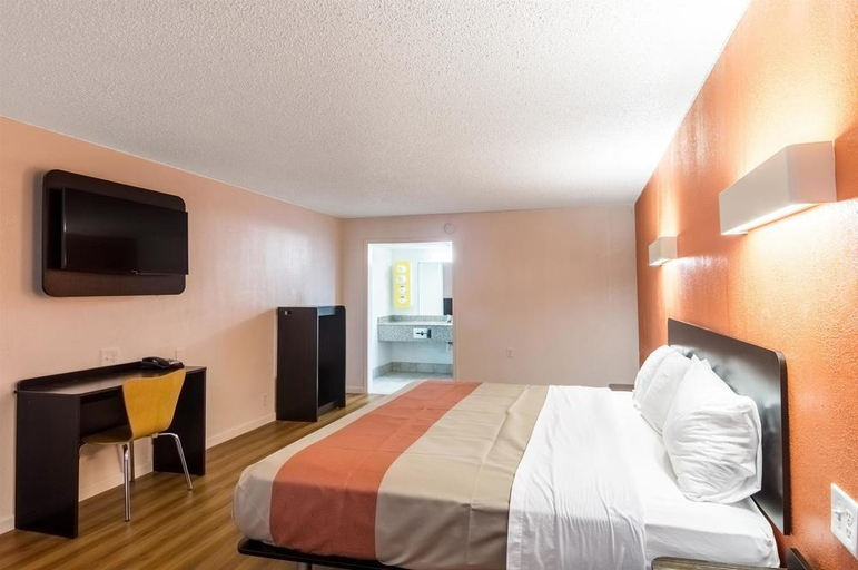 Bedroom 3, Motel 6 Clinton OK, Custer