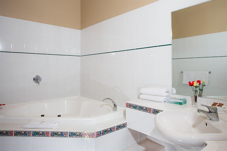 Bathroom 4, VR Hamilton, Hamilton