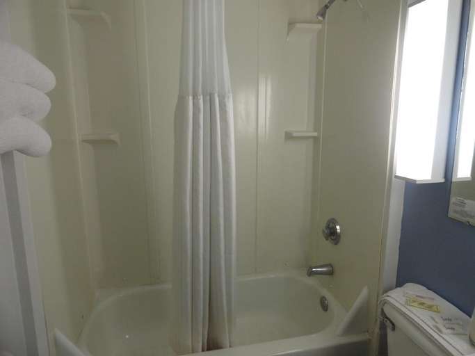 Bathroom 5, Rodeway Inn, Ross