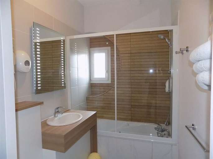 Bathroom 4, Grand Hotel, Landes
