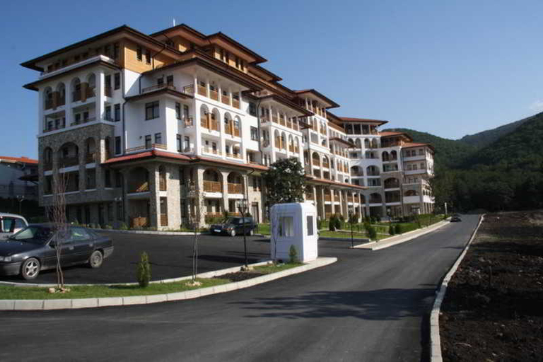 Exterior & Views
