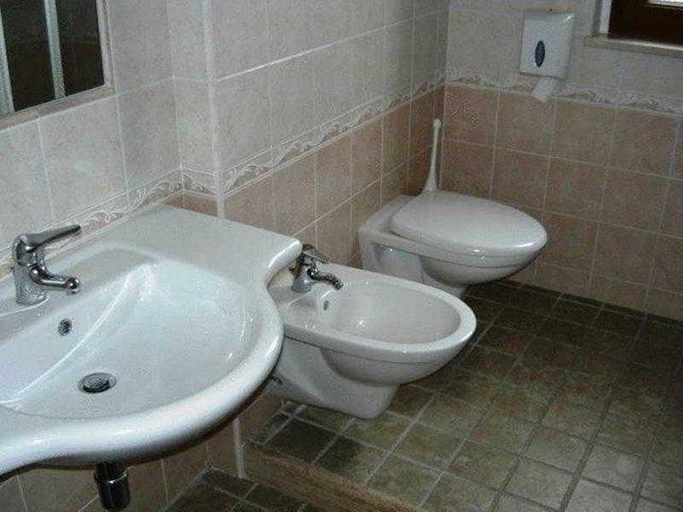 Bathroom 4, Hotel La Fenice, L'Aquila