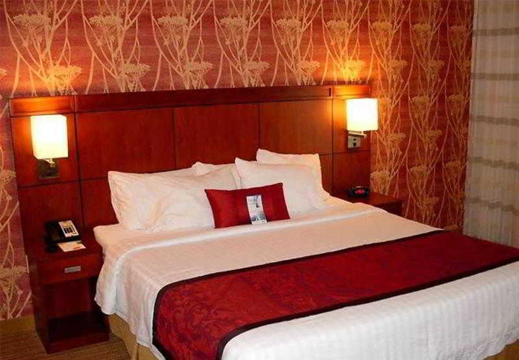 Bedroom 4, Courtyard Marriott Waldorf, Charles