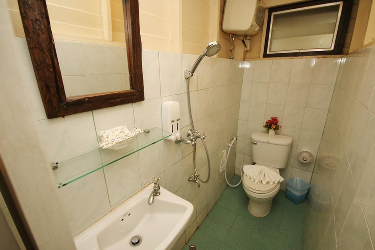 Bathroom 4, Resort Bangphlat, Bang Plad