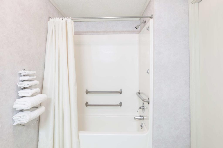 Bathroom 4, Travelodge by Wyndham Elkton University Area, Cecil