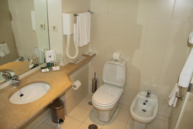 Bathroom 4, Douro, Porto