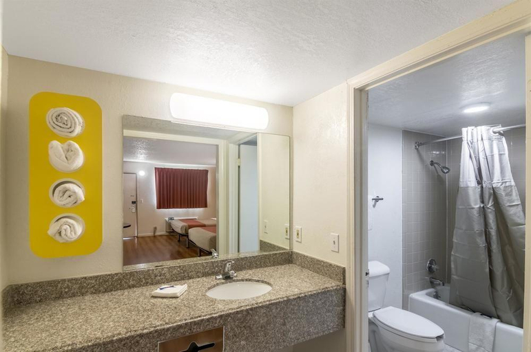 Bathroom, Motel 6 Clinton OK, Custer