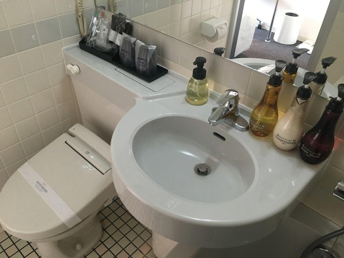 Bathroom 4, Rasso Kokusai Dori, Naha