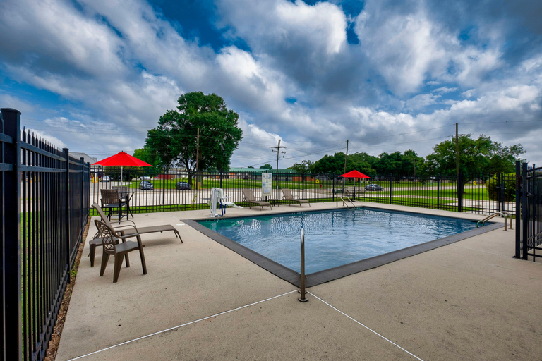 Sport & Beauty 2, Saffron Inn & Suites, Terrebonne