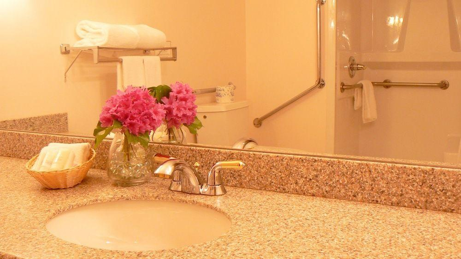 Bathroom 4, The Grand Hotel Nanaimo, Nanaimo