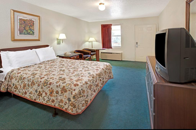 Bedroom 2, Knights Inn South Houston, Houston