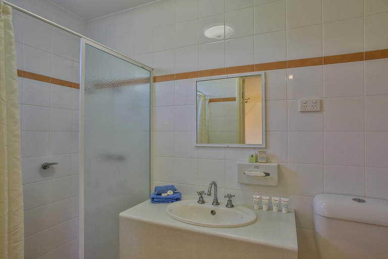 Bathroom 5, Kimberley Hotel, Halls Creek