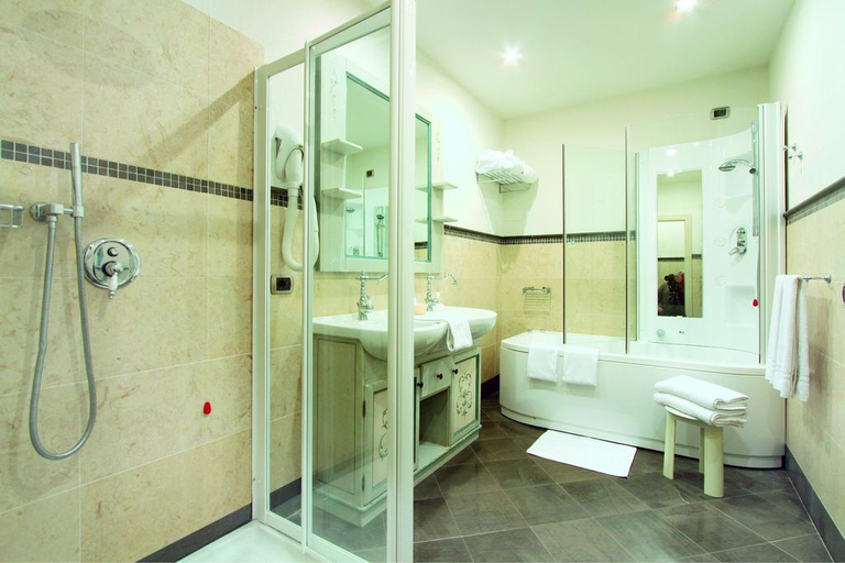 Bathroom, Schloss Hotel Dolomiti, Trento