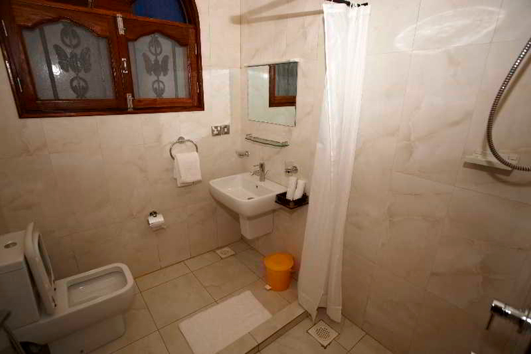 Bathroom, Al Minar Hotel, Mjini