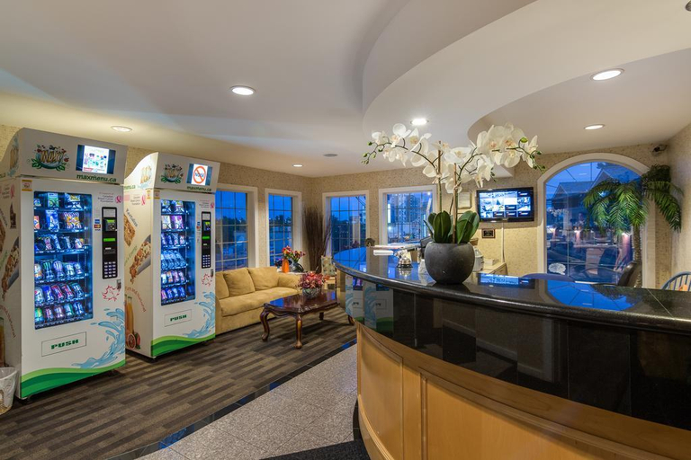Food & Drinks, Canadas Best Value Inn Chinook Station, Division No. 6