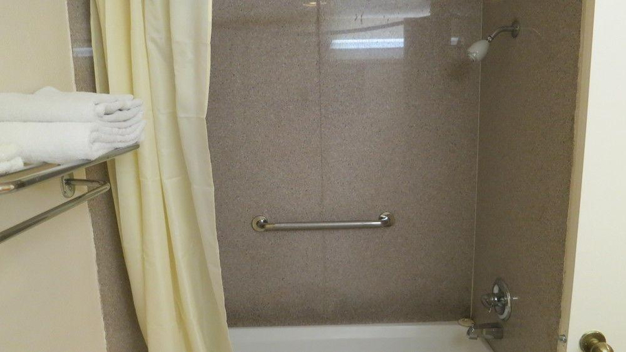 Bathroom 4, Calimesa Inn Motel, Riverside