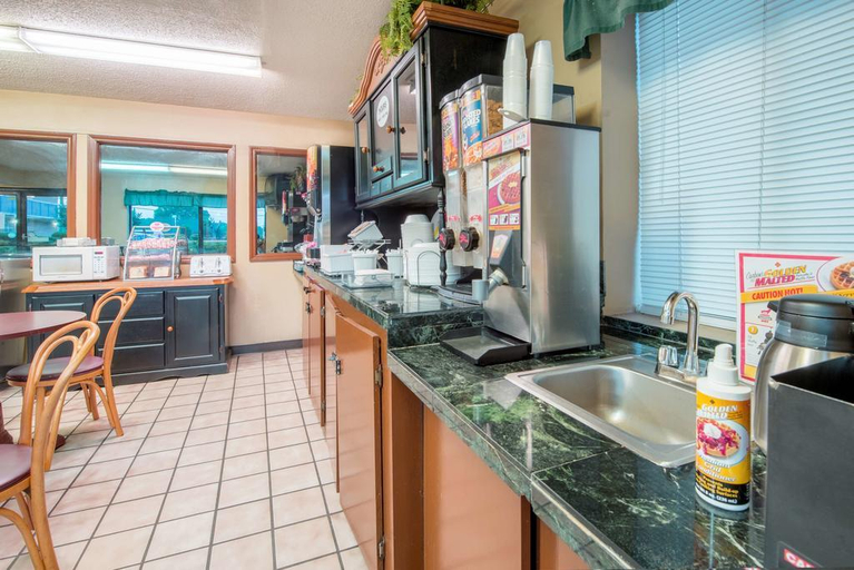 Food & Drinks, Sunset Inn Northlake, Mecklenburg