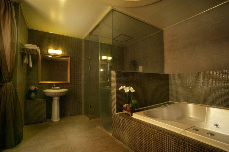 Bathroom 5, Polaris Hotel, Gyeyang