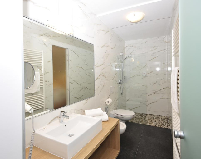 Bathroom, Hotel Gerstgras, Bolzano