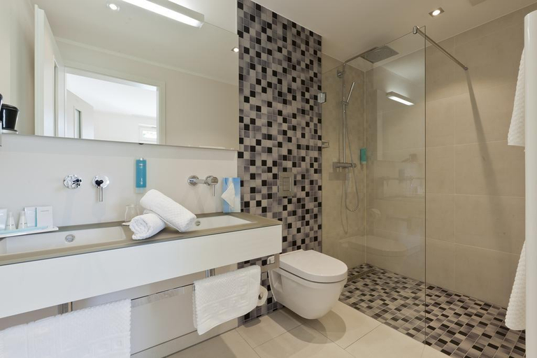 Bathroom 4, Michels Thalasso Nordseehaus, Aurich