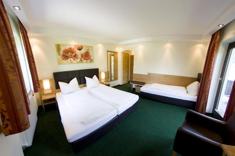 Bedroom 4, Landhotel Salzburger Dolomitenhof, Hallein