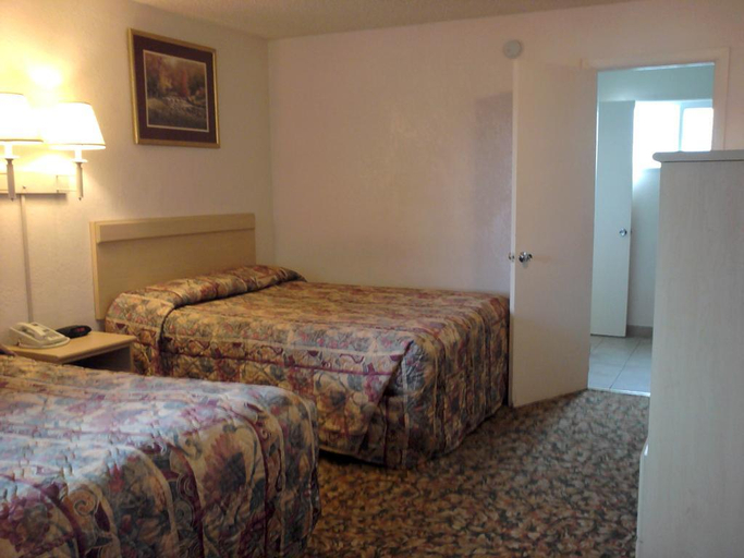 Bedroom, Penny Saver Inn, Del Norte