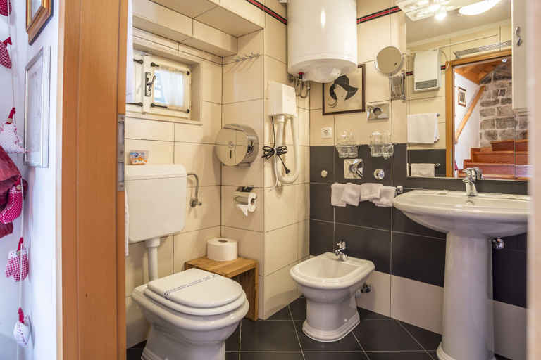 Bathroom 4, Marul, Split
