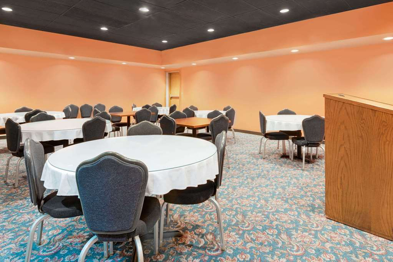 Food & Drinks 5, Days Inn by Wyndham Newton, Harvey