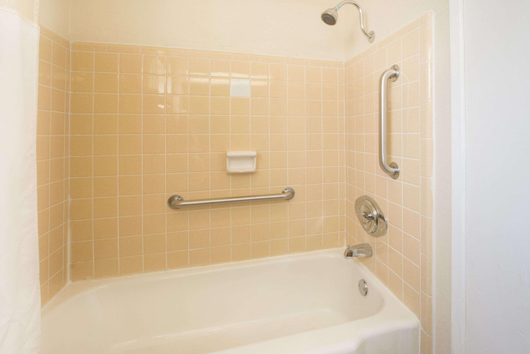 Bathroom 4, Travelodge by Wyndham Terre Haute, Vigo
