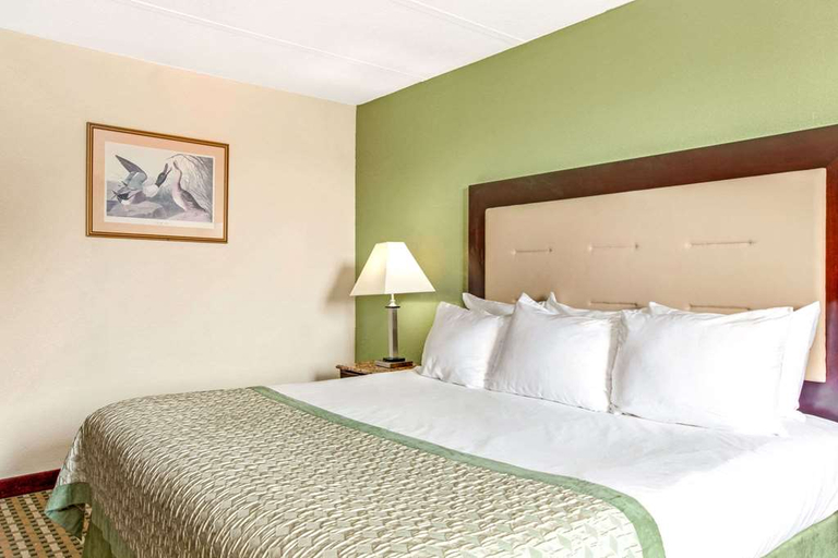 Bedroom 3, Ramada by Wyndham Bordentown, Burlington
