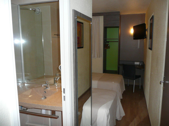 Bathroom 4, greet Chartres Est, Eure-et-Loir