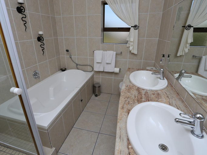 Bathroom 4, Bar-T-Nique Guest House, Eden