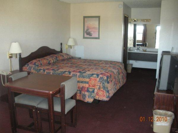 Bedroom 1, Nendels Inn & Suites, Ford