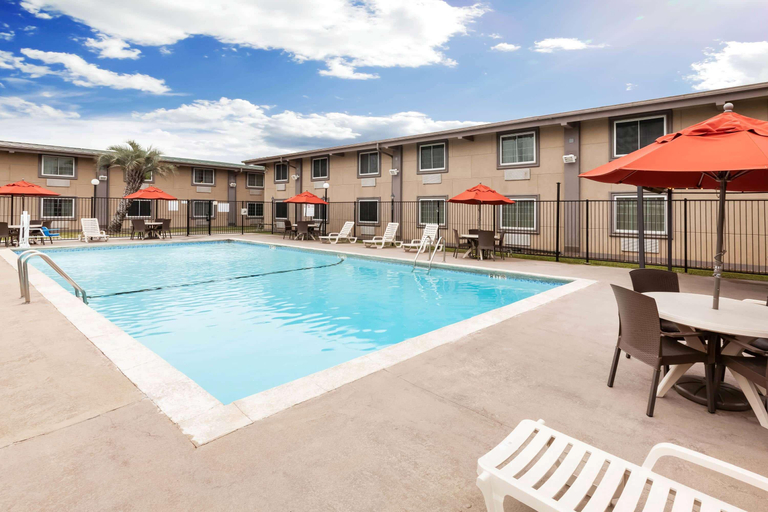 Sport & Beauty 5, Super 8 by Wyndham Beaumont, Jefferson