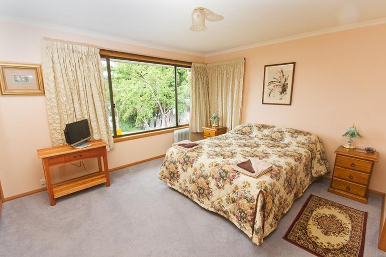 Bedroom 2, Derwent Vista Holiday House, Glenorchy