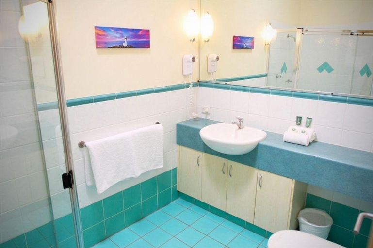 Bathroom 4, Beachcomber Resort, Byron