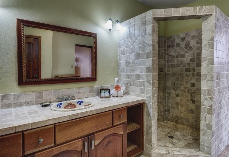 Bathroom 4, Almond Beach at Jaguar Reef Belize