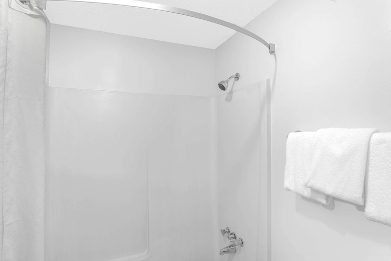 Bathroom, Travelodge by Wyndham Bangor, Penobscot