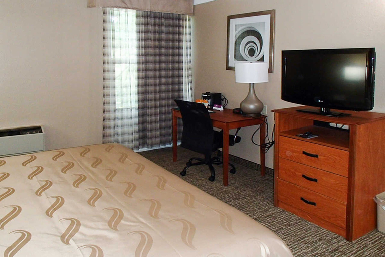 Bedroom 4, GreenRidge Hotel, Lake