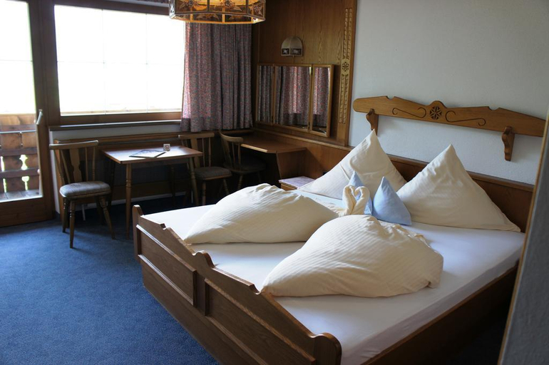 Bedroom 2, Hotel Rustika, Reutte
