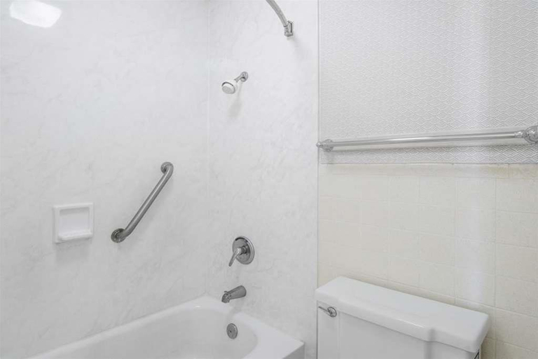 Bathroom, Knights Inn Temple, Bell