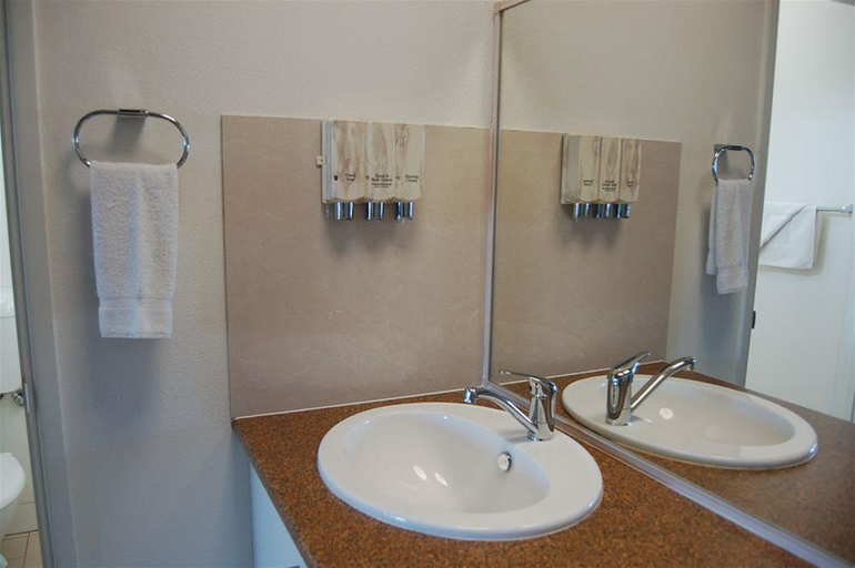Bathroom 5, Slipway Hotel Motel, Ballina