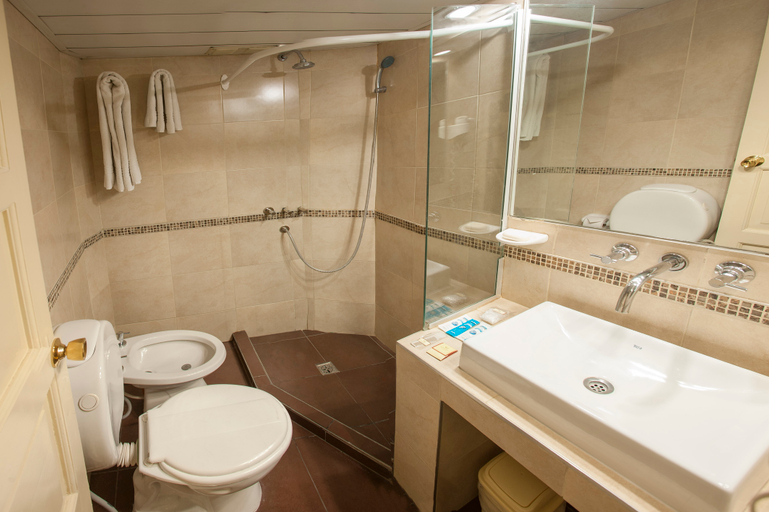 Bathroom 5, Hotel Carollo, Capital