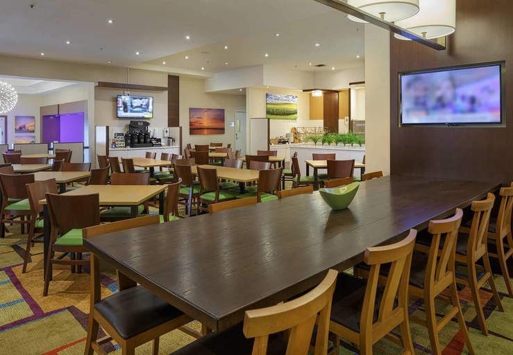 Food & Drinks 5, Fairfield Inn & Suites Belleville, Hastings