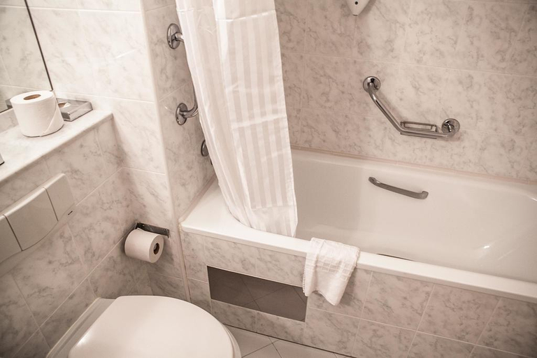 Bathroom 5, Dillons Hotel