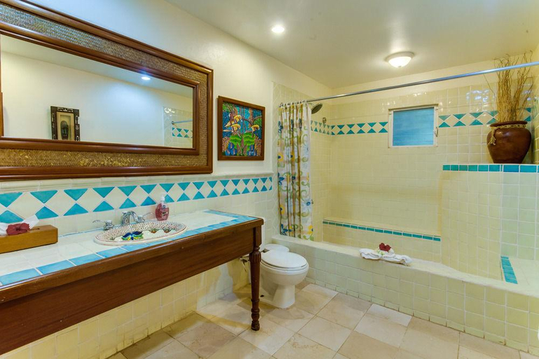 Bathroom 4, Almond Beach at Jaguar Reef Belize