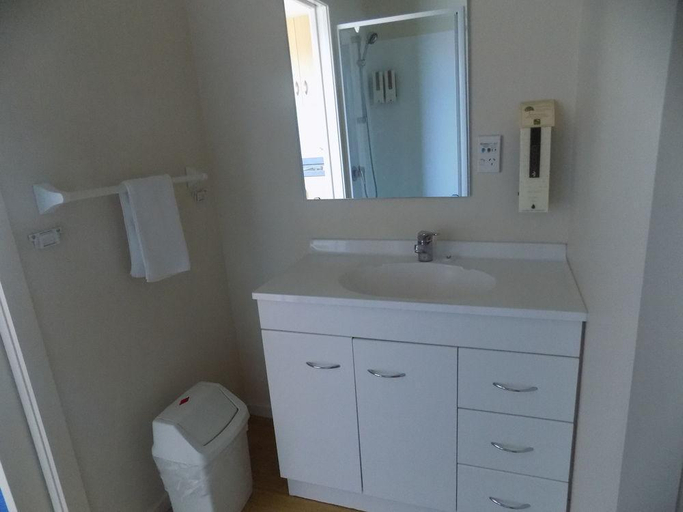 Bathroom 4, Garden City Motel, Christchurch