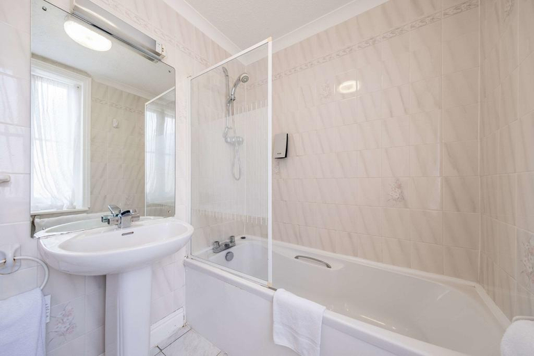 Bathroom 3, San Clu Hotel, Kent